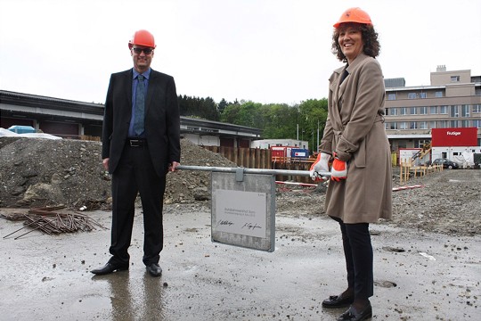  Grundsteinlegung durch ASTRA-Direktor Jürg Röthlisberger und die Berner Regierungspräsidentin Barbara Egger-Jenzer 