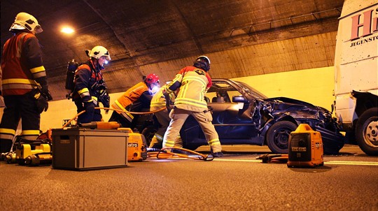  Feuerwehr im Einsatz bei der Grossübung im Brünnentunnel 